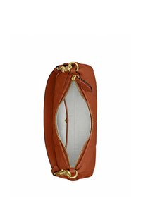 Sac à main en cuir marron avec fermeture éclair et accessoires dorés, dessus ouvert montrant un intérieur en tissu clair et une petite poche intérieure.