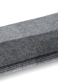 Szary materiał w wzór w jodełkę, o miękkiej teksturze. Powierzchnia jest gładka z lekkim połyskiem, starannie złożona do ekspozycji.