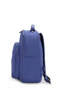 Sac à dos en tissu violet avec fermetures éclair latérales, une poche avant et une poignée supérieure. Texture lisse avec des bretelles rembourrées pour le confort.