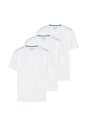 Drie effen witte V-hals T-shirts met korte mouwen op elkaar gelegd, waarbij het merkje aan de binnenkant van de hals zichtbaar is.