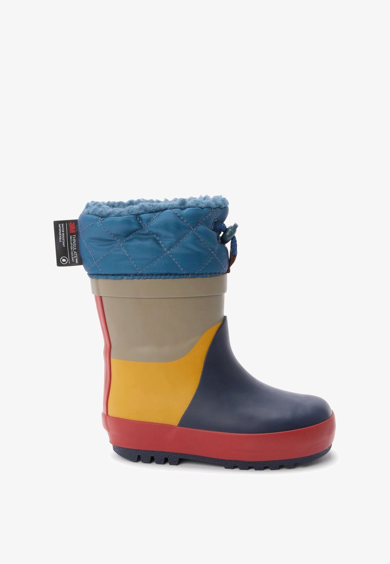 Botte d'hiver imperméable pour enfants avec semelle rouge, orteil bleu marine, corps jaune et beige, et revers matelassé bleu avec cordon de serrage.