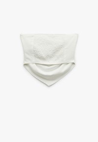 Witte katoenen nekwarmer met een getextureerd middenpaneel, heeft een driehoekige vorm en gladde stof. De randen zijn zacht afgerond.