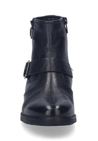 Stivale alla caviglia in pelle nera con punta rotonda, dotato di zip laterale e cinturino decorativo con un accento di fibbia argentata. Finitura opaca.