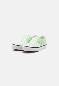 Grønn og hvit rutete slip-on sko med gummisåle, mykt tekstiloverdel, og subtil svart kant langs kanten.