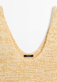 Top senza maniche in filati beige e crema lavorato a maglia con scollo rotondo e etichetta nera Massimo Dutti all'interno del colletto.