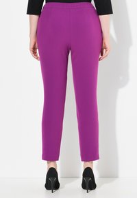 Pantaloni viola aderenti con vita elastica. Tessuto liscio con un design a gamba dritta, caratterizzati da un colore uniforme e senza motivi visibili.