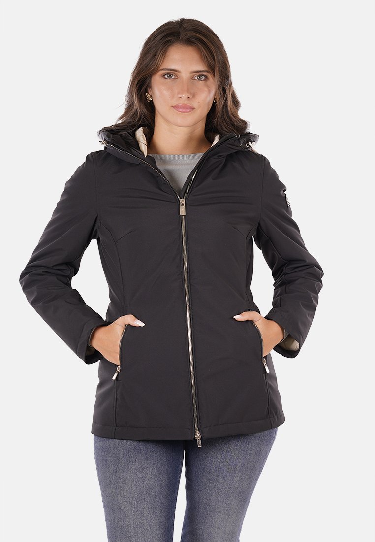 Giacca nera con zip e cappuccio, due tasche frontali e una texture liscia. Foderata con un colore chiaro a contrasto per un tocco di dettagli.