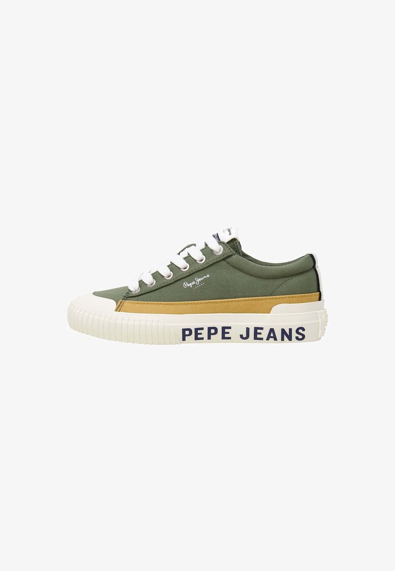Baskets en toile verte avec une semelle en caoutchouc blanc, comportant une rayure marron et le texte "PEPE JEANS" en bleu marine sur le côté. Les lacets blancs complètent le design.