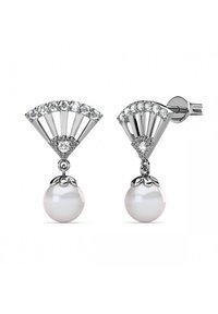 Orecchini in argento con un design a forma di ventaglio decorato con piccoli strass, che pendono con una perla bianca liscia sotto.