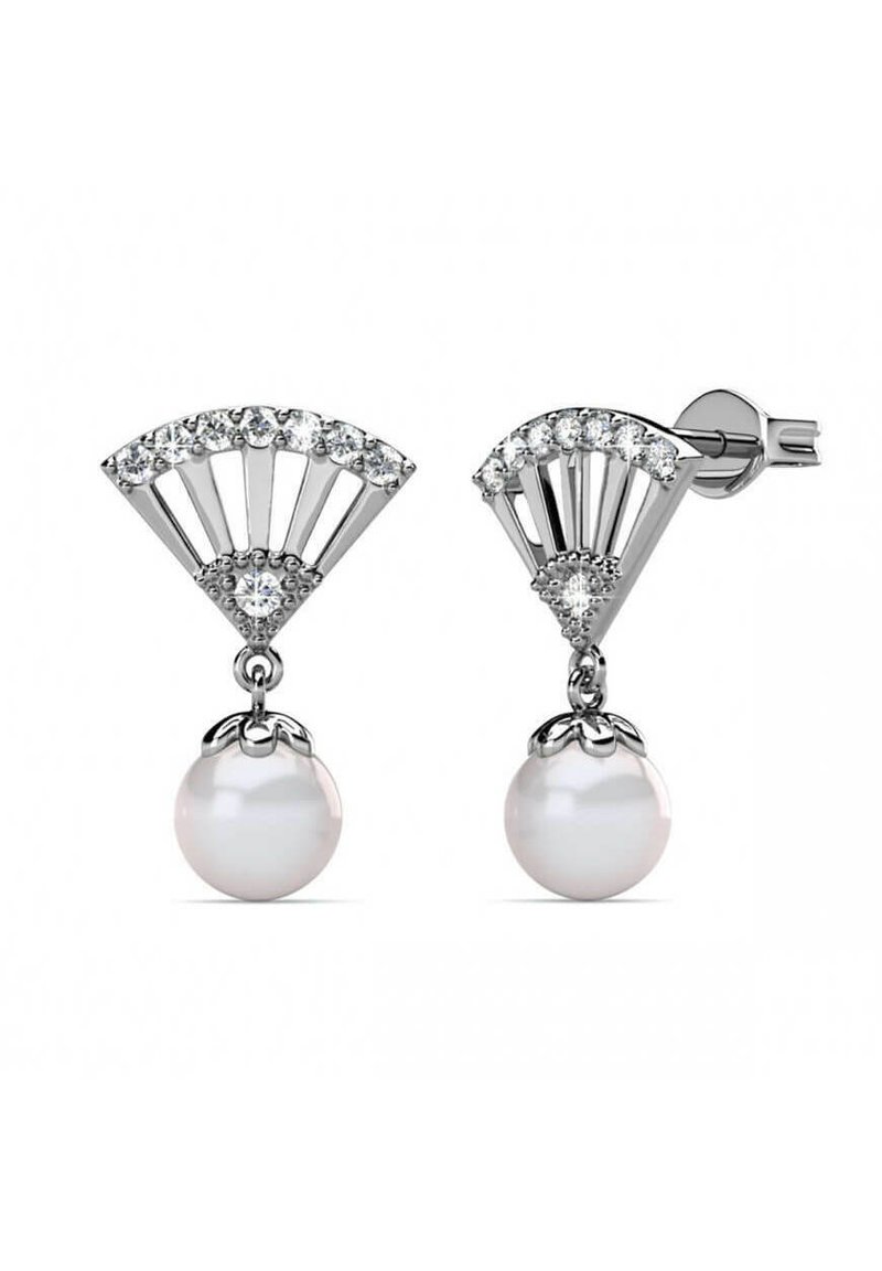 Orecchini in argento con un design a forma di ventaglio decorato con piccoli strass, che pendono con una perla bianca liscia sotto.