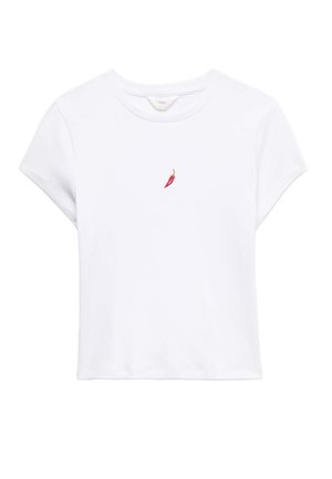 Hvid crop top med korte ærmer og en lille rød chilipeberbrodering placeret midt under kraven.