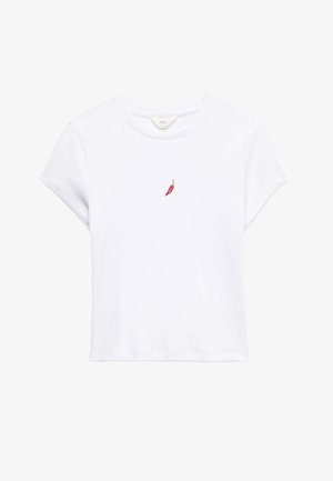 Camiseta corta blanca de manga corta con un pequeño bordado de chile rojo centrado debajo del cuello.