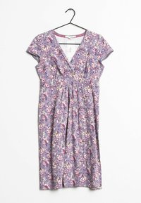 Fialové květinové šaty s krátkými rukávy, výstřihem do V, nařaseným pasem a sukní ve tvaru A. Mají vícebarevné květinové vzory na texturované látce.