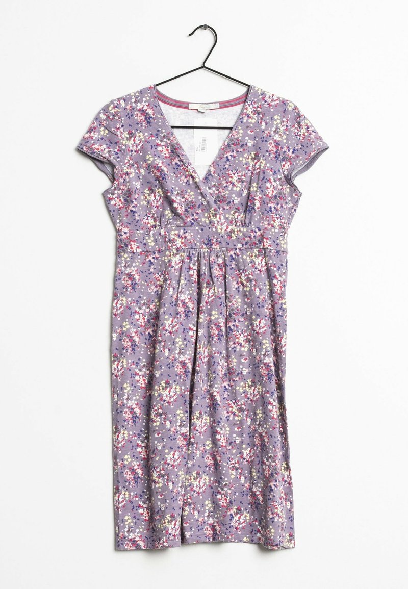 Fialové květinové šaty s krátkými rukávy, výstřihem do V, nařaseným pasem a sukní ve tvaru A. Mají vícebarevné květinové vzory na texturované látce.