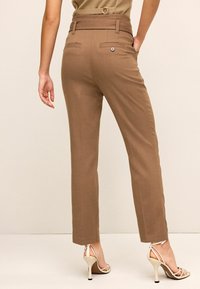 Next BELTED TAPERED - REGULAR FIT - Bukser - camel brown