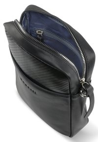 Schwarze Ledertasche mit einem strukturierten Kohlefaser-Panel, silbernem Reißverschluss und Innenfächern mit blauer Innenausstattung; vielseitiges Design.