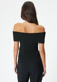 Koton OFF SHOULDER - Camiseta estampada - black