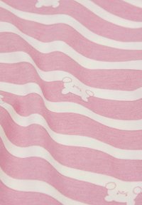 Rosa Stoff mit weißen horizontalen Streifen, der ein Muster aus kleinen, weißen Bären-Silhouetten zeigt. Weiche Textur, leichtes Material.