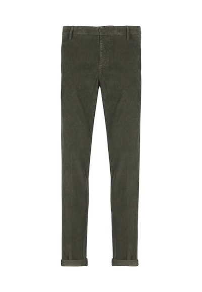 Pantaloni in velluto a coste verde scuro slim-fit con passanti per cintura e orli arrotolati su uno sfondo bianco.