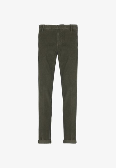 Pantaloni in velluto a coste verde scuro slim-fit con passanti per cintura e orli arrotolati su uno sfondo bianco.