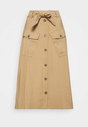 Beiger Midirock mit Frontknöpfen, großen Klappentaschen mit Knöpfen, Gürtelschlaufen und einem gebundenen Stoffgürtel an der Taille.