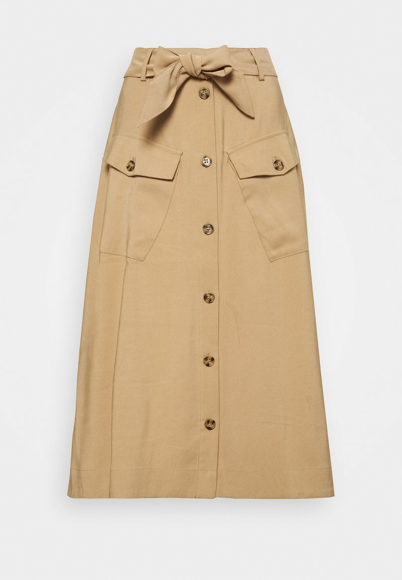 Jupe midi beige avec boutons sur le devant, grandes poches à rabat avec boutons, passants pour ceinture, et ceinture en tissu nouée à la taille.