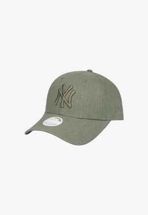 Cappello da baseball verde realizzato in tessuto testurizzato con logo NY ricamato. Visiera curva e cinturino regolabile sul retro.