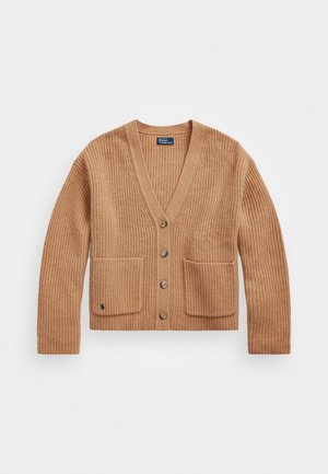 Cardigan en maille couleur chameau avec manches longues, col en V, boutons sur le devant, deux poches plaquées et un petit logo brodé sur la poche gauche.