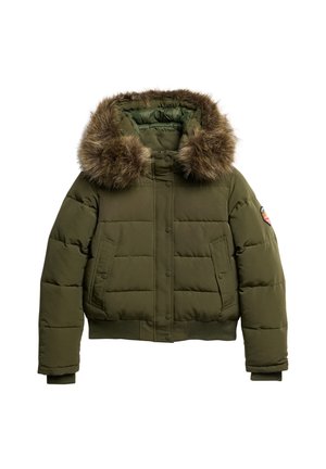 Giacca imbottita verde con cappuccio staccabile foderato in pelliccia, dotata di chiusura a zip, due tasche frontali e polsini e orlo a costine.