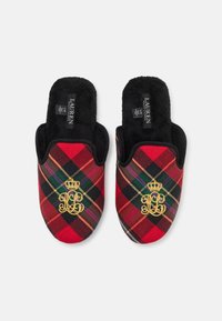 Pantofole a quadri con un motivo rosso, nero e verde, dotate di un logo ricamato in oro e di un morbido rivestimento interno nero.