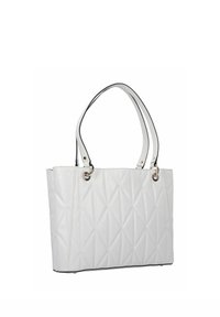 Bolso tote acolchado blanco con un patrón geométrico, con asas de cuero y detalles en tono plateado. Forma rectangular estructurada, textura suave.