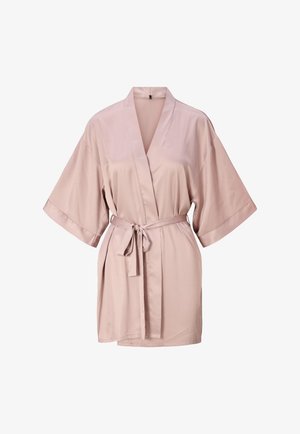Světle růžový saténový kimono župan se širokými rukávy, zavazovacím páskem a hladkou texturou. Má jednoduchý design a klasický střih.