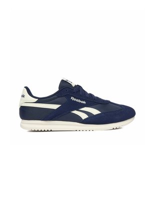 Granatowo-białe buty sportowe Reebok z panelami z zamszu i skóry, białą podeszwą oraz logo Reebok po boku i na pięcie.