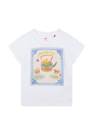 Wit T-shirt met korte mouwen met een kleurrijke afbeelding van een theepot, kopjes en patronen, met de tekst "CHAI AND CHILL" in een decoratieve rand.