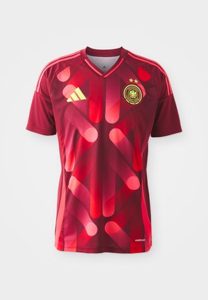 Camiseta de fútbol roja de manga corta, con un patrón geométrico en diferentes tonos de rojo, un cuello en V y el logo de Adidas en el hombro.