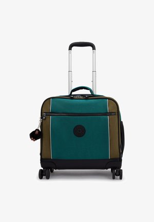Valise souple compacte turquoise et olive avec poche avant zippée, base noire, quatre roues, poignée extensible et petit porte-clés gorille attaché.