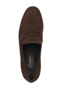 Chaussure en daim marron à enfiler avec un bout arrondi, dotée d'un détail de couture décoratif à l'avant et d'une doublure intérieure lisse.