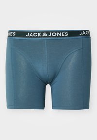 Boxer blu in tessuto morbido con design aderente. Presenta un elastico nero con la scritta "JACK & JONES" in lettere bianche.