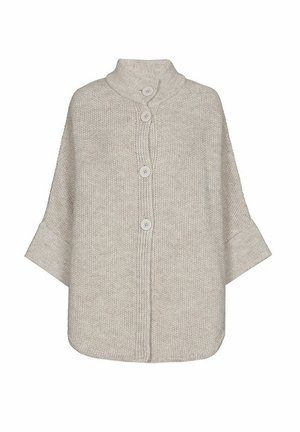 Lichtgrijze gebreide poncho met een hoge kraag en vier grote knopen aan de voorkant, met brede mouwen en een textuurpatroon.