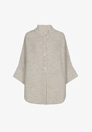 Lichtgrijze gebreide poncho met een hoge kraag en vier grote knopen aan de voorkant, met brede mouwen en een textuurpatroon.