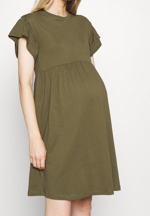 Oleśnikowa zielona sukienka z krótkim rękawem, uszyta z miękkiej bawełny. Oferuje dopasowaną górę i rozkloszowaną spódnicę z marszczeniami w talii.