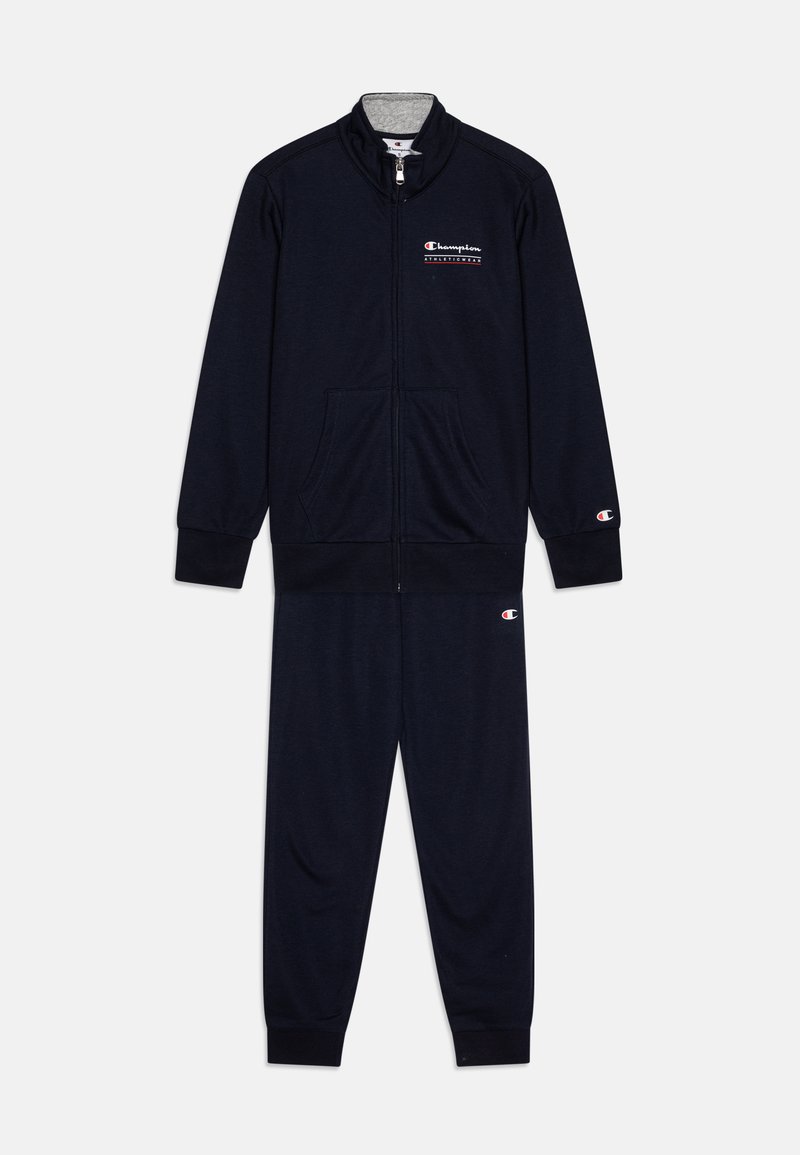 Námornícky modrý zipsový teplákový komplet vyrobený z jemnej látky; obsahuje predné vrecká, manžety na rukávoch a nohách, s malým logom na hrudníku a nohavici.