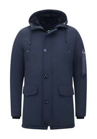 Marineblauwe parka jas met een capuchon gevoerd met imitatiebont, meerdere voorzakken, drukknoop- en knoopsluitingen, en verstelbare trekkoorden voor een goede pasvorm.