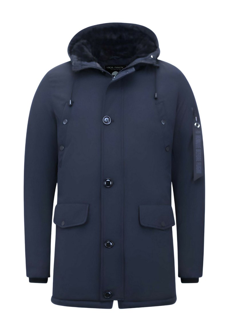 Marineblauwe parka jas met een capuchon gevoerd met imitatiebont, meerdere voorzakken, drukknoop- en knoopsluitingen, en verstelbare trekkoorden voor een goede pasvorm.