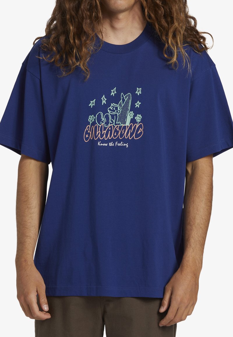 T-shirt Queen Hot Space Album - Bleu Clair Manches Courtes - Logo Officiel Inspiré