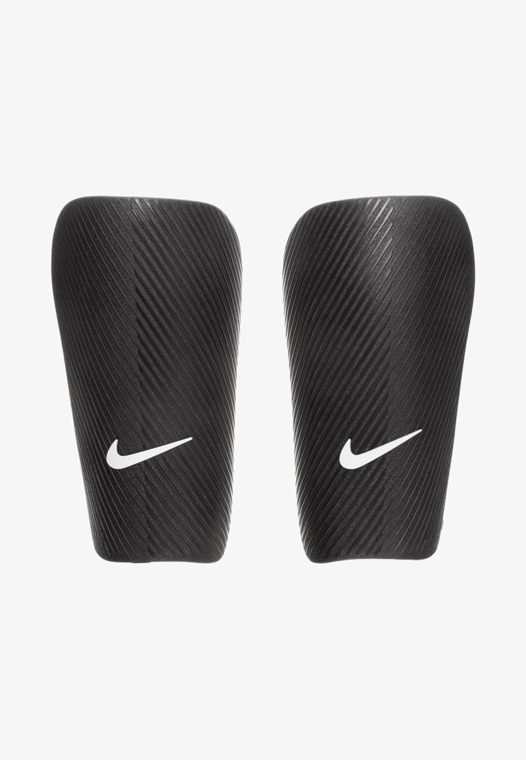 Parastinchi Nike neri con superficie testurizzata e righe, e un logo Nike bianco ben visibile su ogni parastinco, progettati per l'uso atletico.