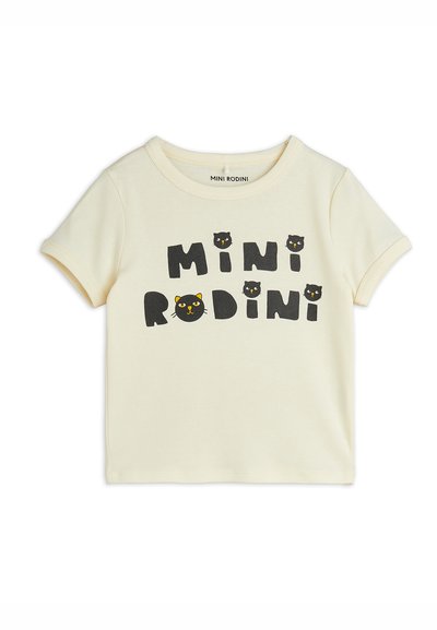 Helles gelbes Baumwoll-T-Shirt mit kurzen Ärmeln, das "MINI RODINI" in fetten schwarzen Buchstaben und schwarze Katzenillustrationen mit gelben Augen zeigt.