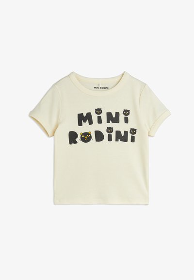 Svetlo rumena bombažna majica s kratkimi rokavi, ki vsebuje "MINI RODINI" v krepkih črnih črkah in ilustracije črnih mačk z rumenimi očmi.