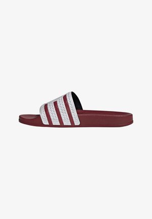 Slide-sandal med bordeaux sål og hvid tekstureret strop med tre bordeaux striber, set fra siden på en hvid baggrund.
