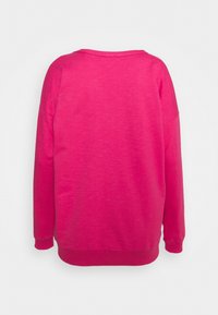 Sudadera rosa de manga larga, con escote redondo y puños y dobladillo acanalados. Textura suave y corte ligeramente relajado, lisa y sin estampados.